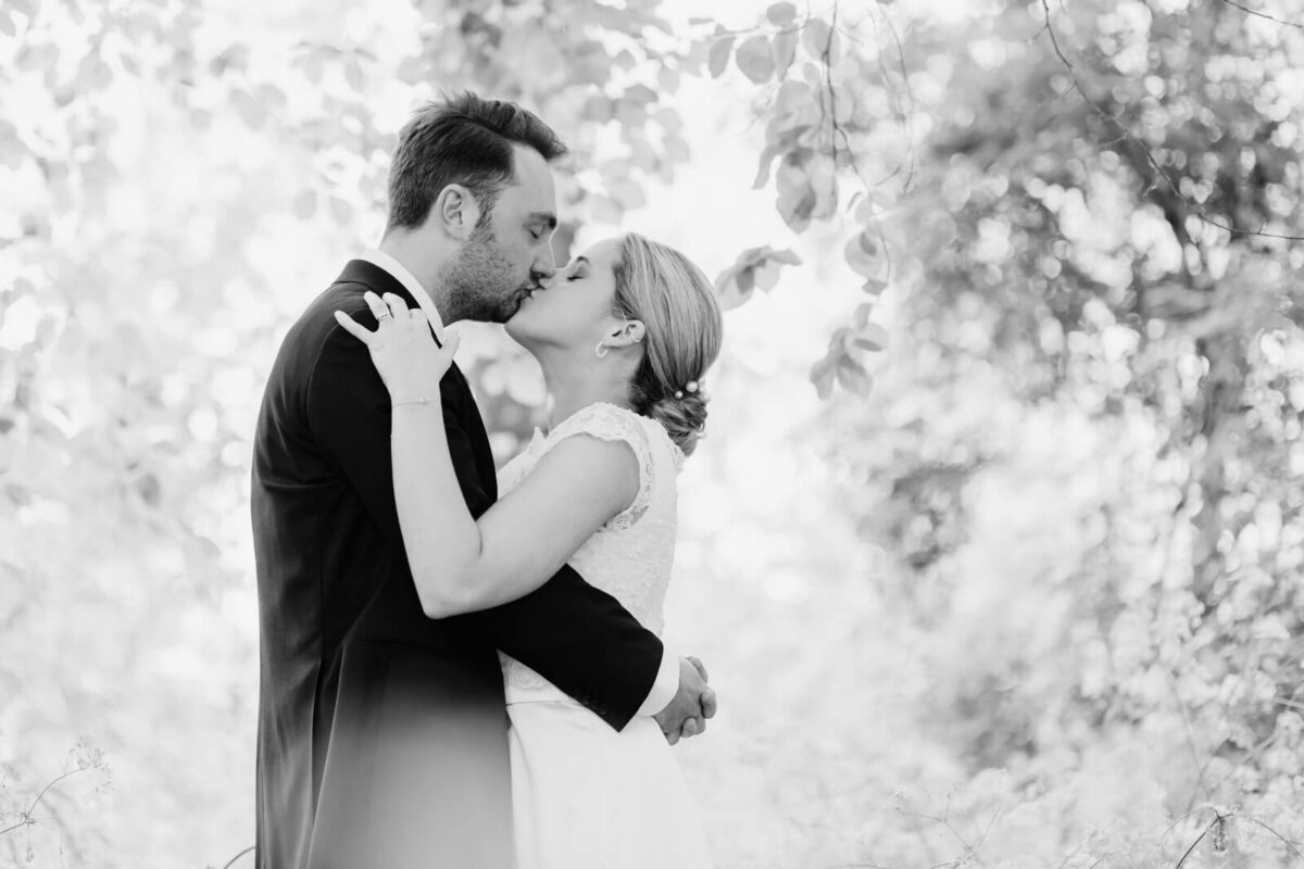 bride and groom kissing at Orleans house gallery wedding Twickenham