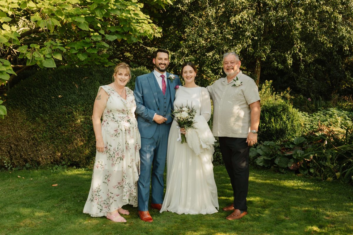 picture of wedding guests in group photographs